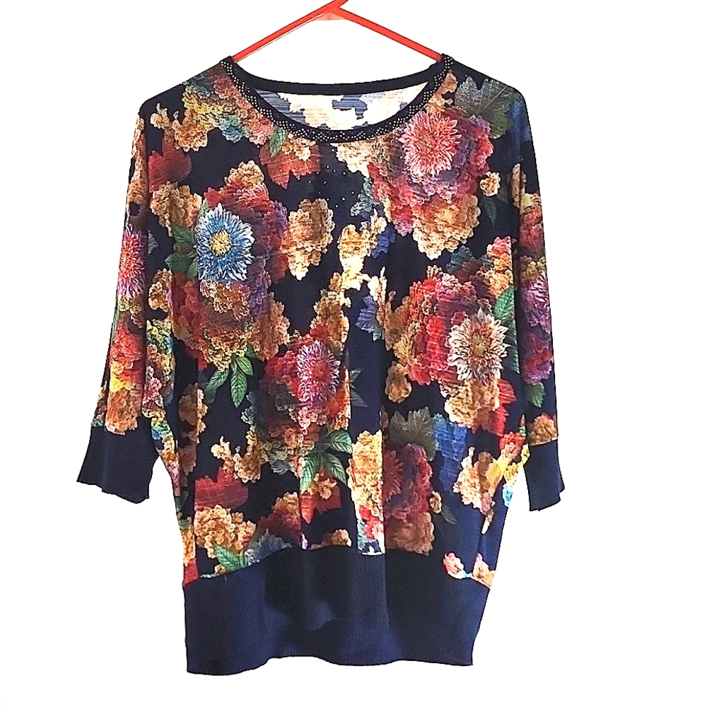 Floral Sweater 3/4 sleeve.